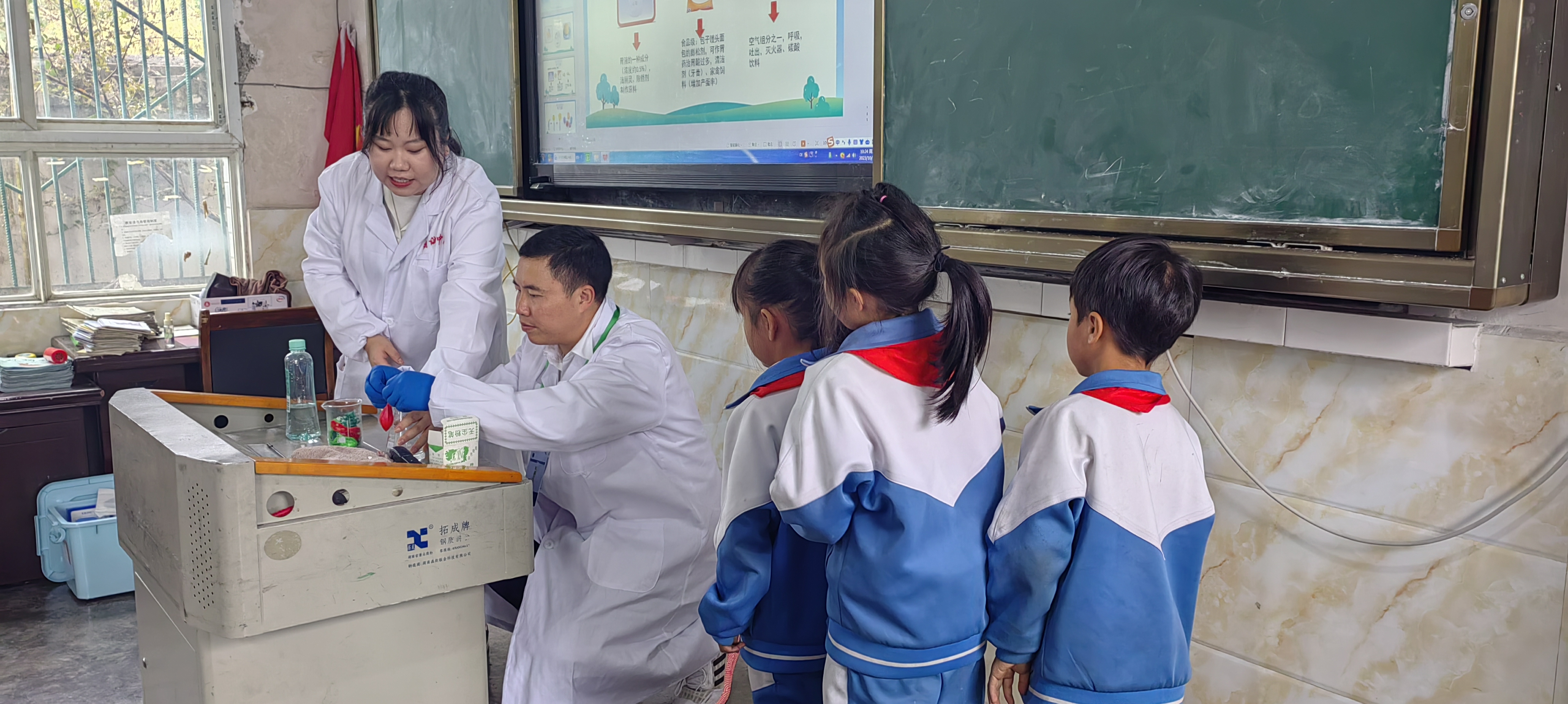 地矿实验室科普团队再来独山小学 (2).jpg