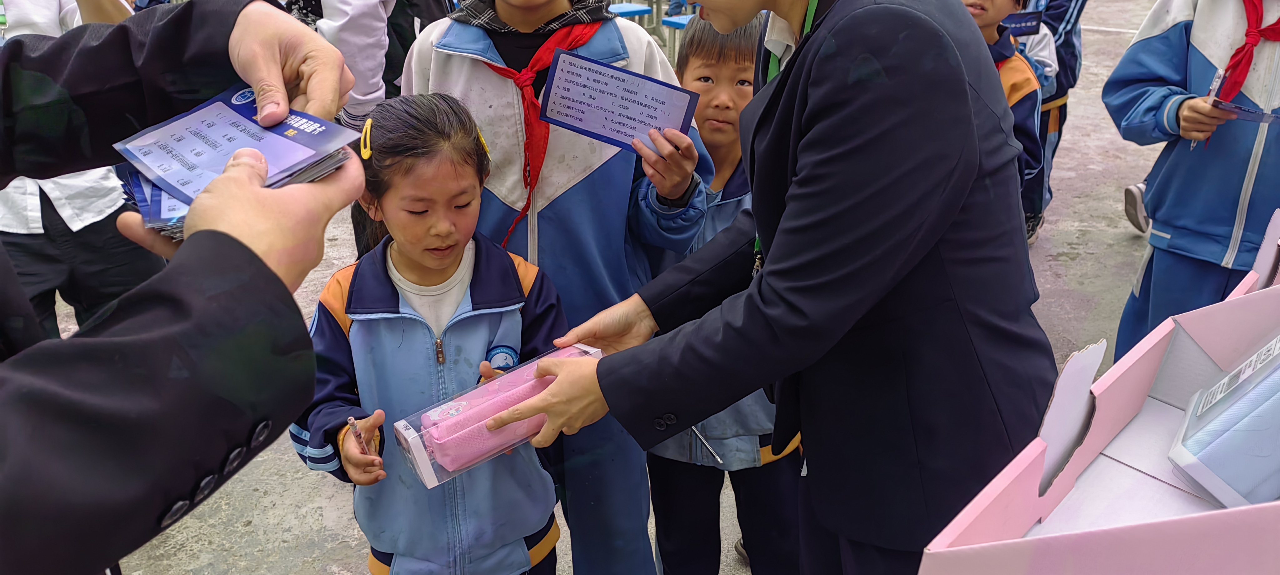 地矿实验室科普团队再来独山小学 (3).jpg
