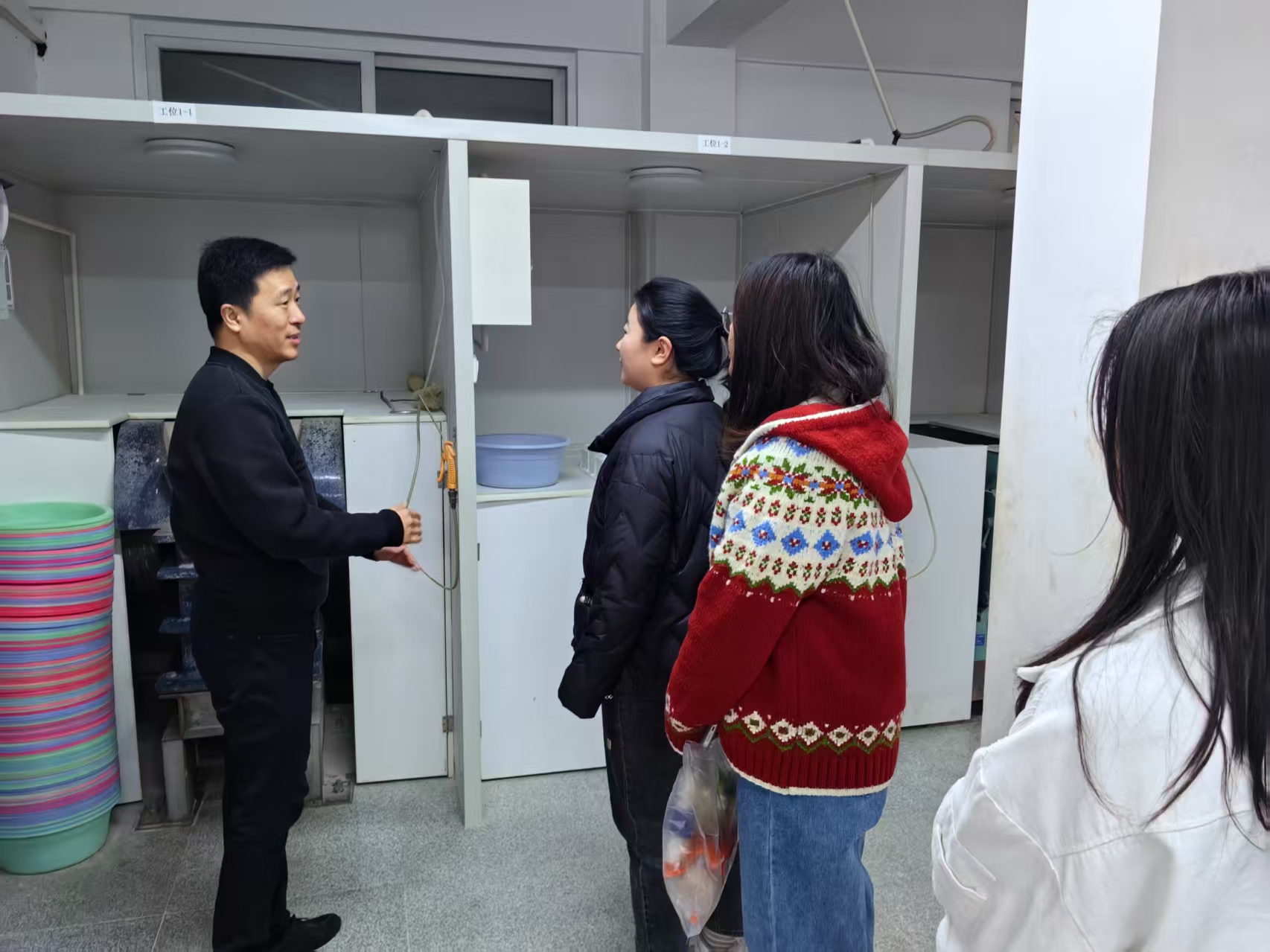 岩矿分析室主任为学生介绍实验室.jpg