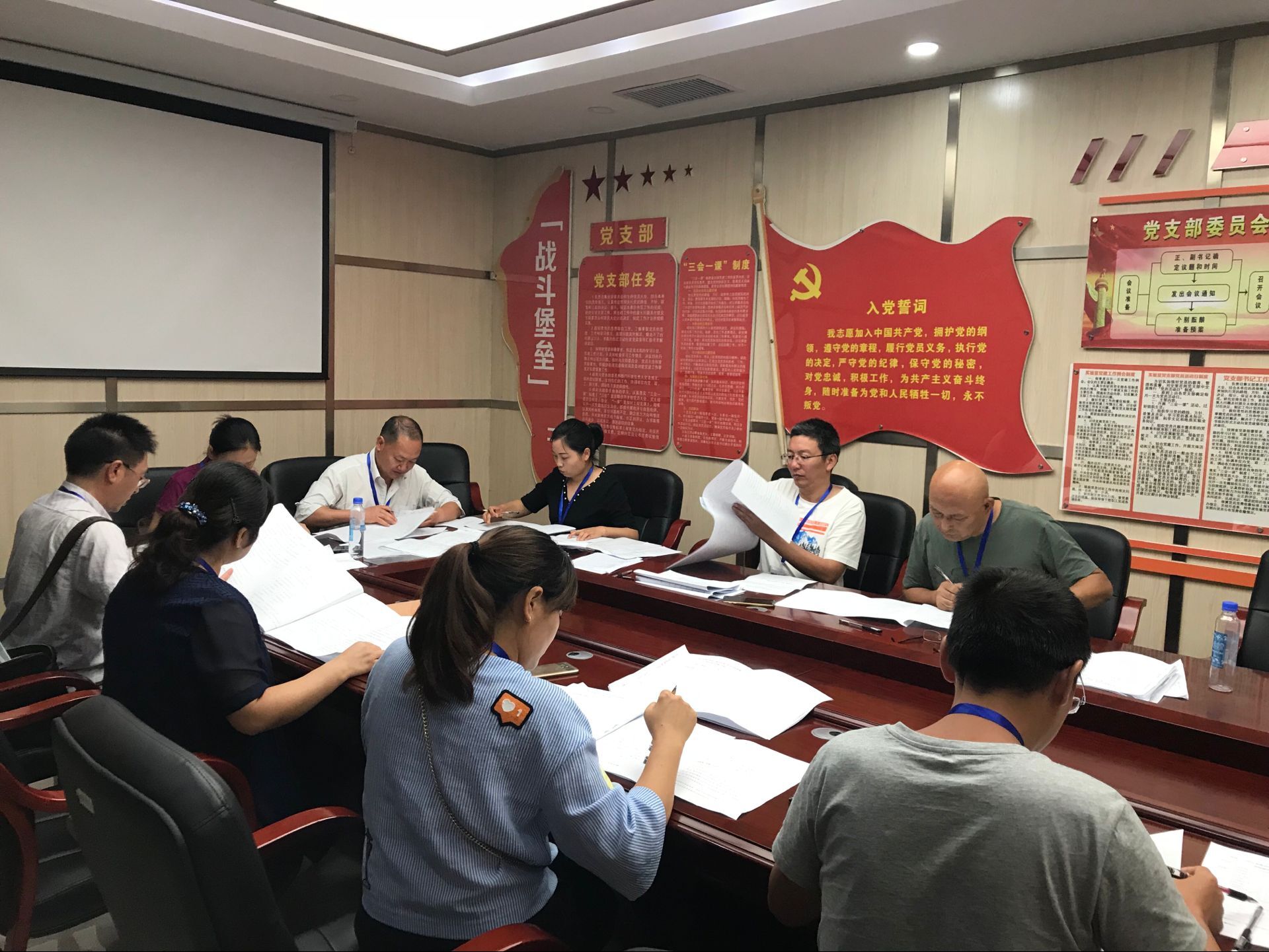 测试专家委员会在局首届测试技能大赛上裁判打分3.jpg