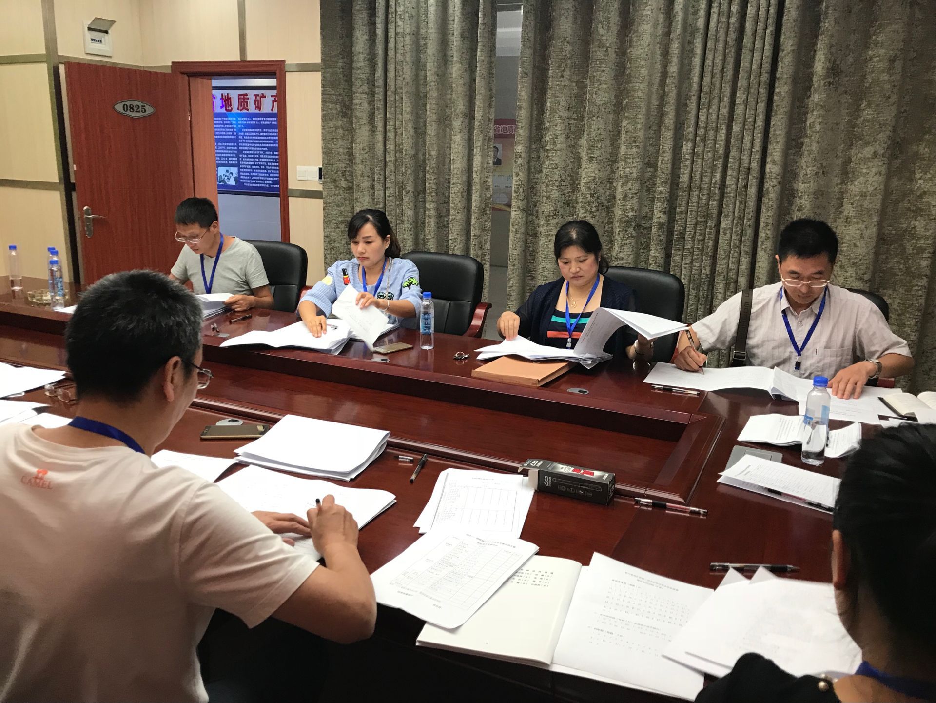 测试专家委员会在局首届测试技能大赛上裁判打分5.jpg